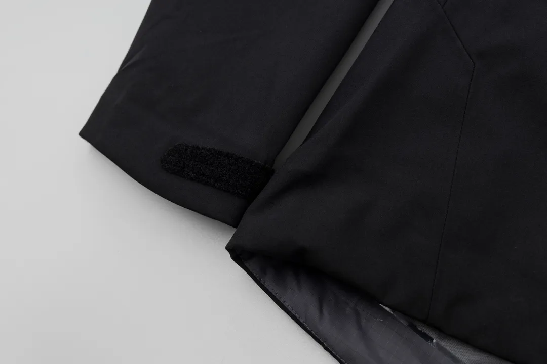 ARCTERYX beta SV ZP YKK ， ， ， 。 Beta LT ， 。 bluesign@ N 3LGORE-TEX ， Wear-Resistant， 、 Breathable， 。 Storm Hood™ ， Water Tight™ ， ， ， 。 BETA： 。 ， Wear-Resistant。 GORE-TEX： 、 、Breathable 。 ，VISLON ， Velcro ， Zip-in， ARC TERYX
